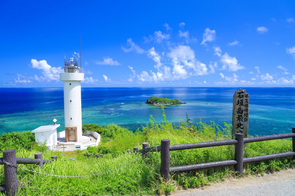 太平洋と東シナ海を一望する平久保崎灯台