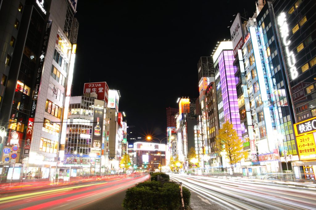 新宿ピカデリー近くの交差点の夜景