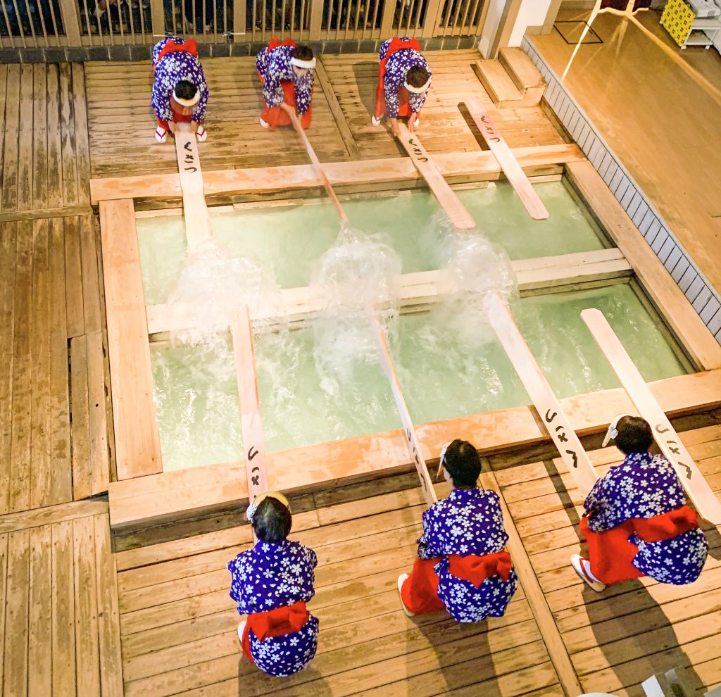熱乃湯にて草津名物「湯もみと踊り」を披露する湯もみガールズ