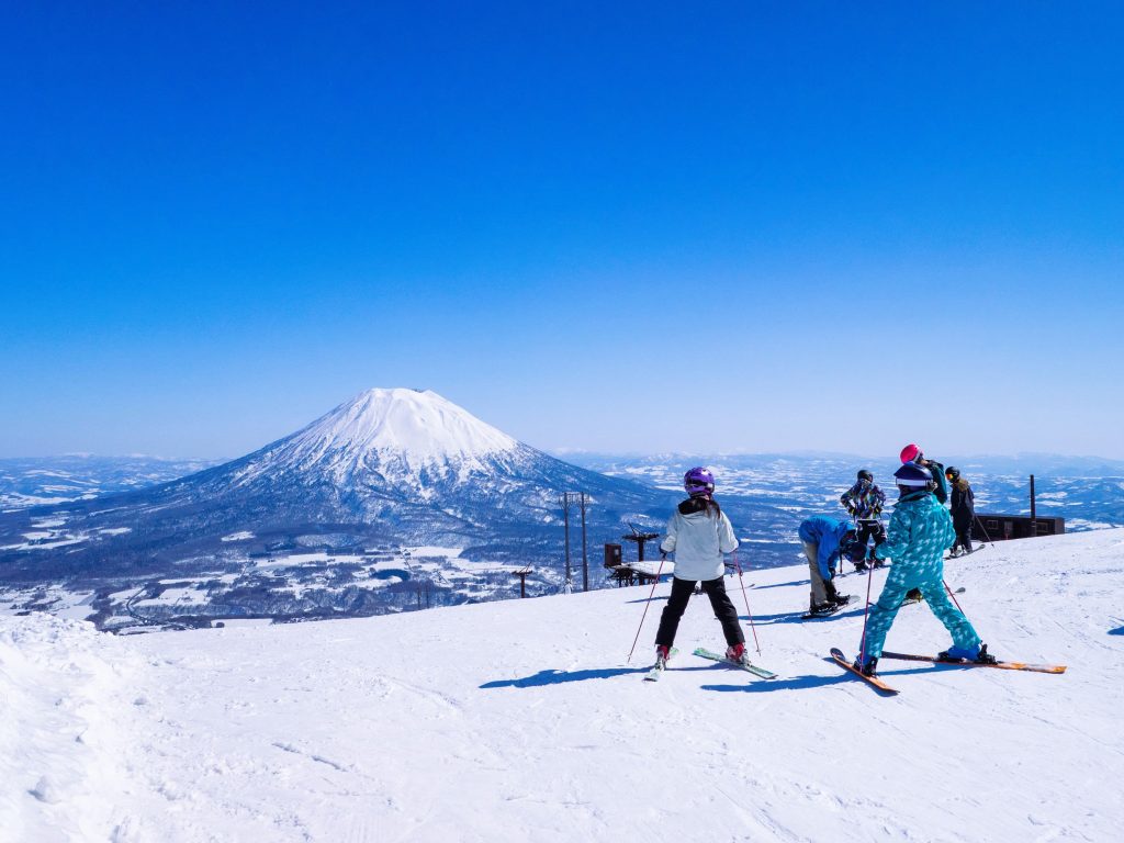 ニセコの壮大な羊蹄山とスキーヤ