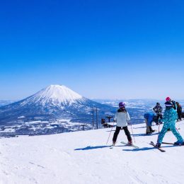 ニセコの壮大な羊蹄山とスキーヤ