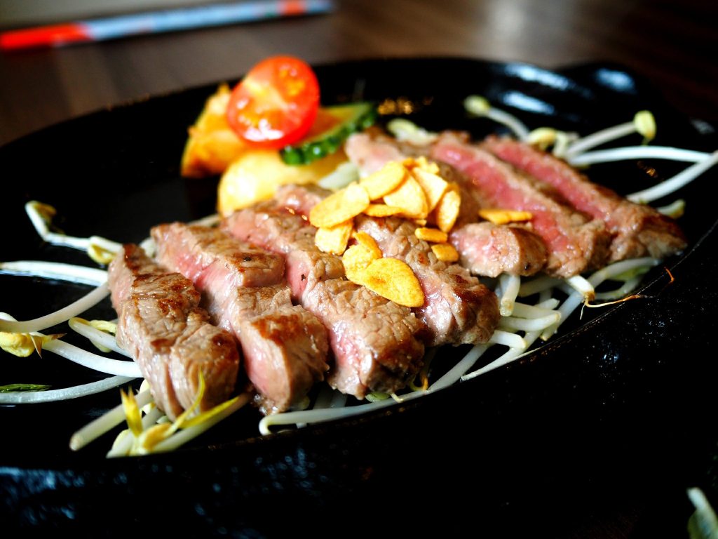 鉄板でジューシーに焼き上げられる石垣牛ステーキ