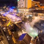 湯畑から立ち上る湯煙と夜間に美しくライトアップされた草津温泉の幻想的な光景