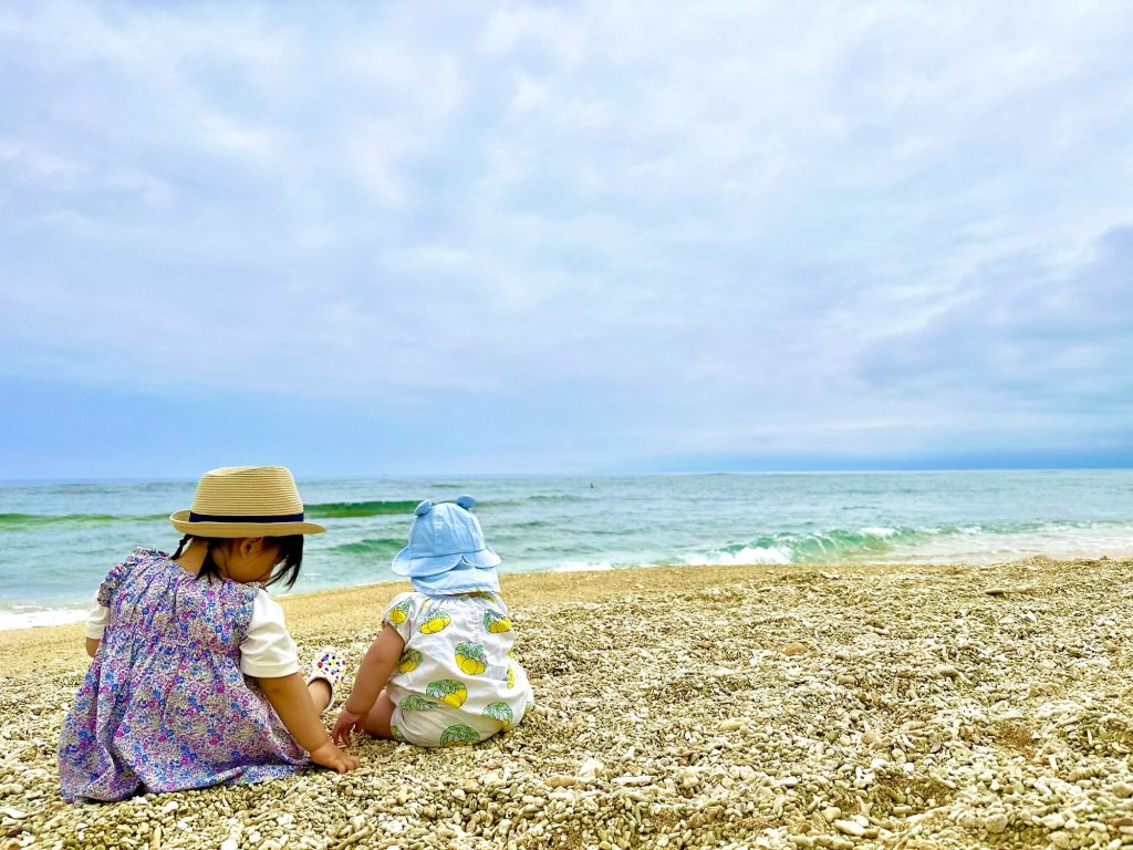 砂浜で遊ぶ子ども(イメージ)
