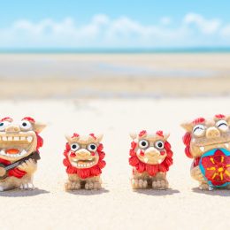 沖縄の砂浜と家族シーサー