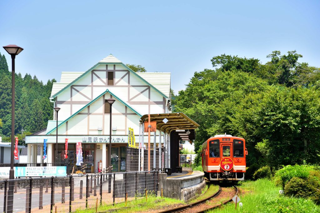 明知鉄道のレトロな真っ赤な車両