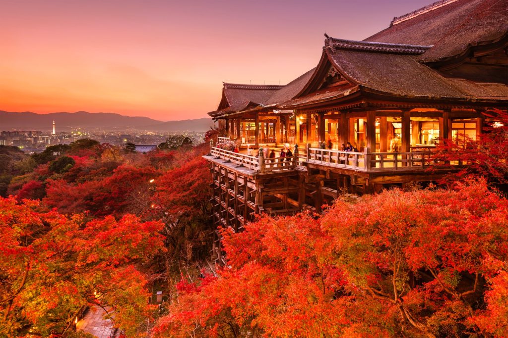 秋に染まる清水寺