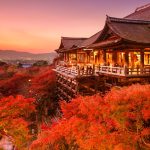 秋に染まる清水寺