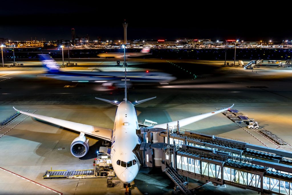 夜の羽田空港と飛行機