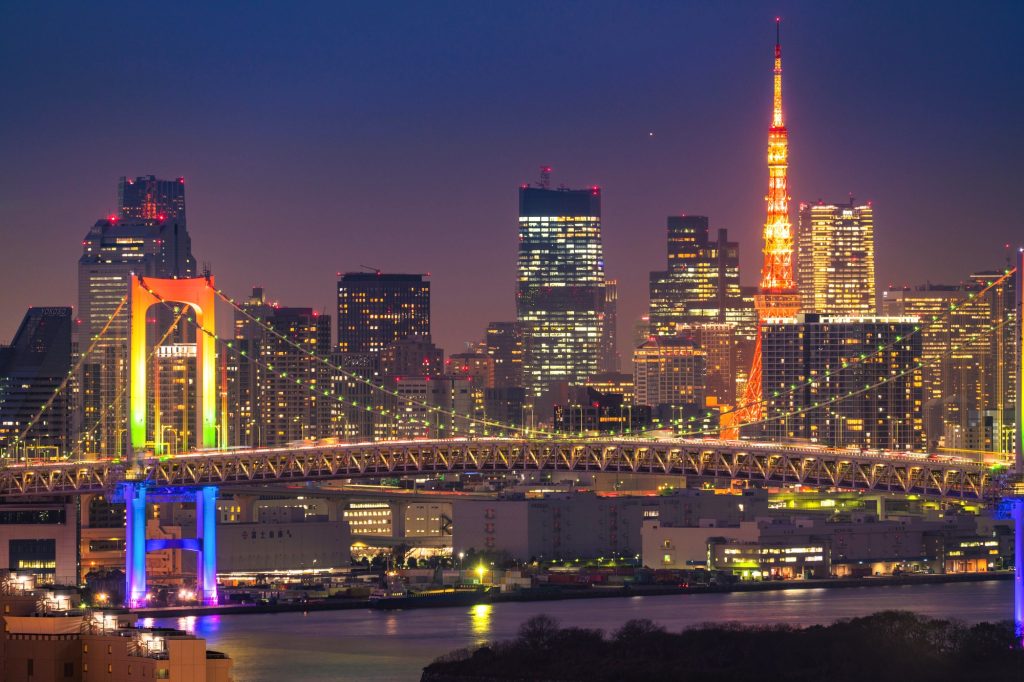 ライトアップされたレインボーブリッジと東京タワーの夜景