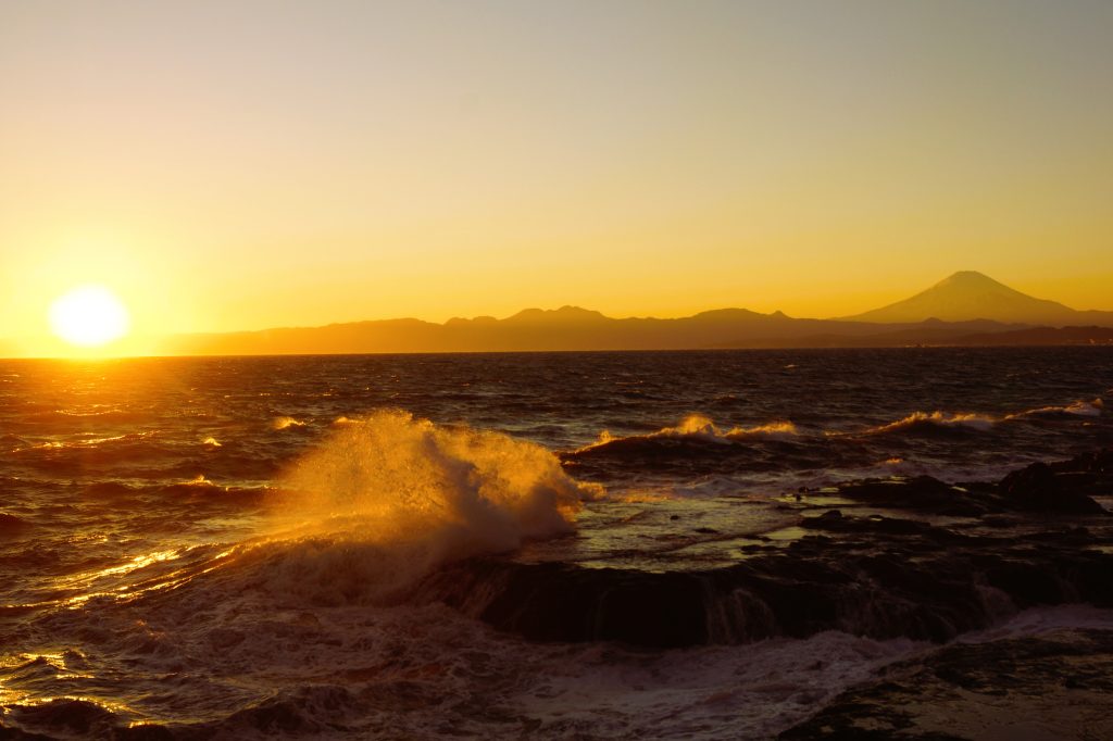 稚児ヶ淵から望む夕日と富士山