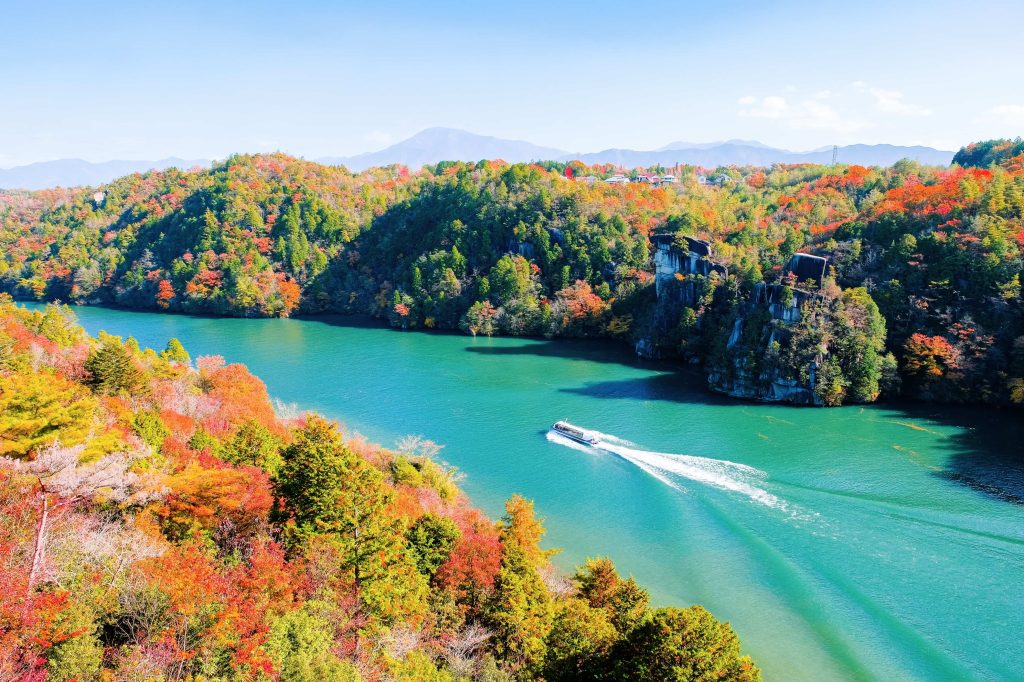 紅葉に染まる恵那峡