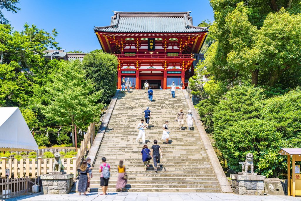 晴天の鶴岡八幡宮の本宮を観光する人々