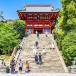 晴天の鶴岡八幡宮の本宮を観光する人々