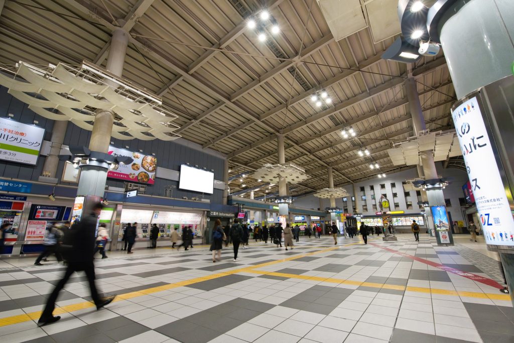 帰宅者と夜の品川駅