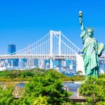 自由の女神像とレインボーブリッジを望むお台場の風景