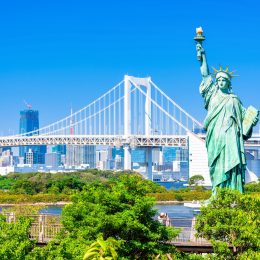 自由の女神像とレインボーブリッジを望むお台場の風景